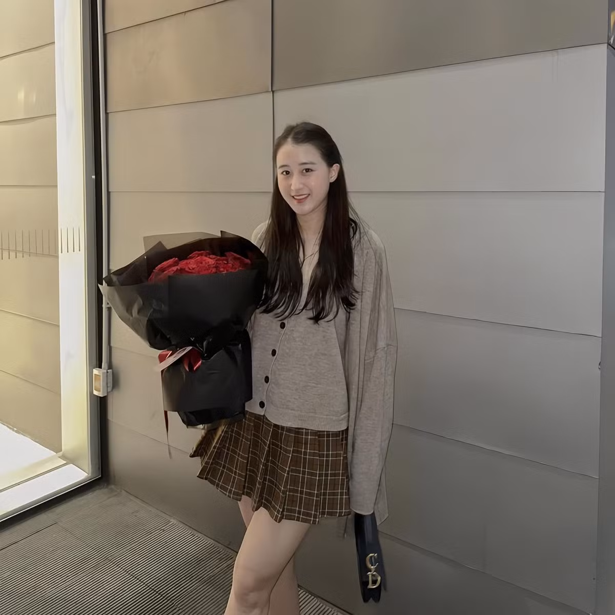 Bên cạnh đó, Nga Anh còn được nhiều người biết đến là em gái của Kiều Ly Phạm - hot girl, bà chủ nức tiếng Hà Thành.