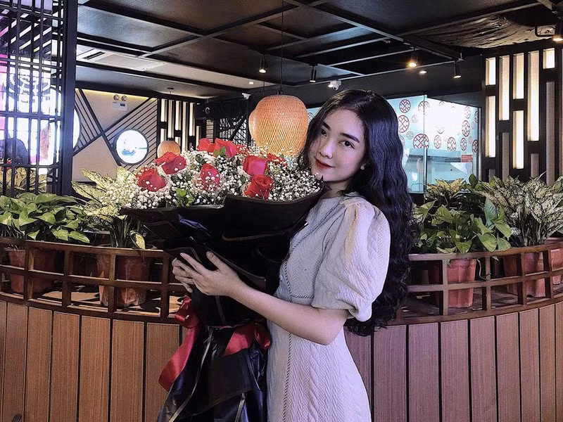 Bạn gái Đức Chinh tên Mai Hà Trang (SN 1998, quê Bắc Giang) hiện đang là sinh viên trường đại học Mỹ thuật Việt Nam. Cô nàng sở hữu nhan sắc xinh đẹp với đôi mắt to tròn, sống mũi thẳng và mái tóc đen dài.