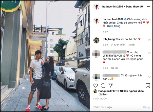 Mới đây, nhân dịp sinh nhật bạn gái, Hà Đức Chinh đăng tải hình ảnh chúc mừng: "Chúc mừng sinh nhật cô bé. Chúc cô bé sinh nhật vui vẻ nhé" rồi còn nhiệt tình "bắn tim". Phía bên dưới, Hà Trang hạnh phúc gọi bạn trai cầu thủ là "Voi còi bé nhỏ".