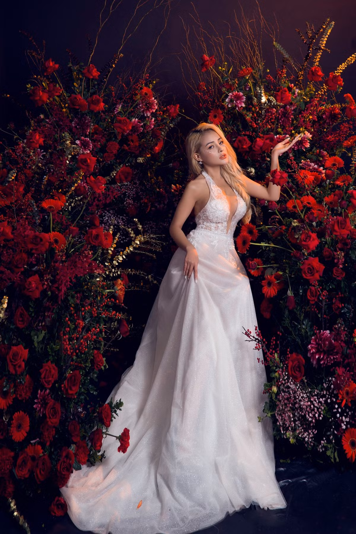 Bị "ném đá" đã quen, Ngân 98 không đưa ra bất kỳ bình luận phản pháo nào. Cô nàng tự tin đạp lên dư luận để nổi tiếng.