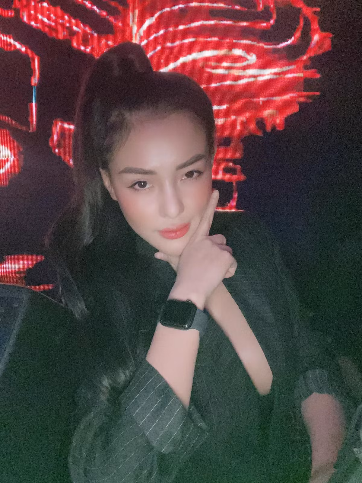 Ngay sau khi vừa được đăng tải, bức ảnh đã gây chú ý mạnh trên mạng xã hội, cũng như mọi lần, số lời chê bai áp đảo khen ngợi: "Trông kinh quá, giờ cứ cởi hết ra là thành hot girl rồi thì phải", "Hở nhiều quá thành nhàm đấy, biết đâu giờ kín lại hay".