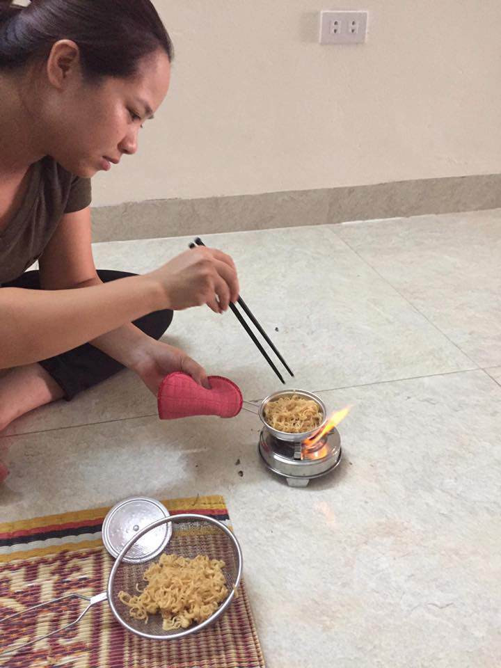 Cư dân mạng cũng được một phen cười bò khi hình ảnh một bà mẹ với khuôn mặt đầy nhẫn nhịn đang nấu mì ăn liền bằng bộ đồ nấu ăn tí hon. Được biết, sản phẩm này được chị đặt mua trên mạng sau khi được cô con gái xui.