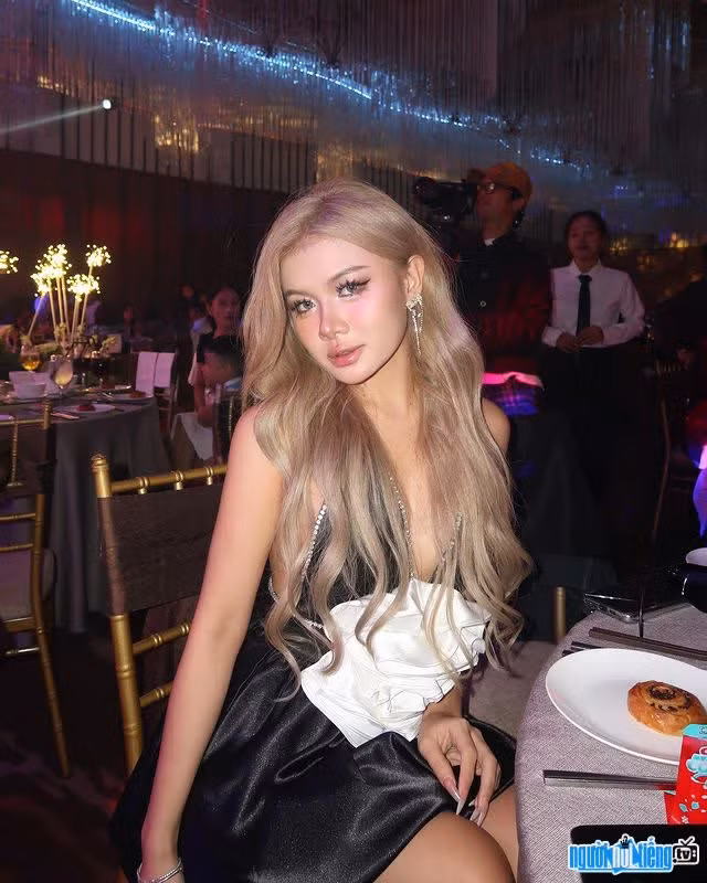 Xuân Ca là một Tiktoker nổi lên nhờ những clip nhảy theo nhạc với màn lắc hông điệu nghệ.