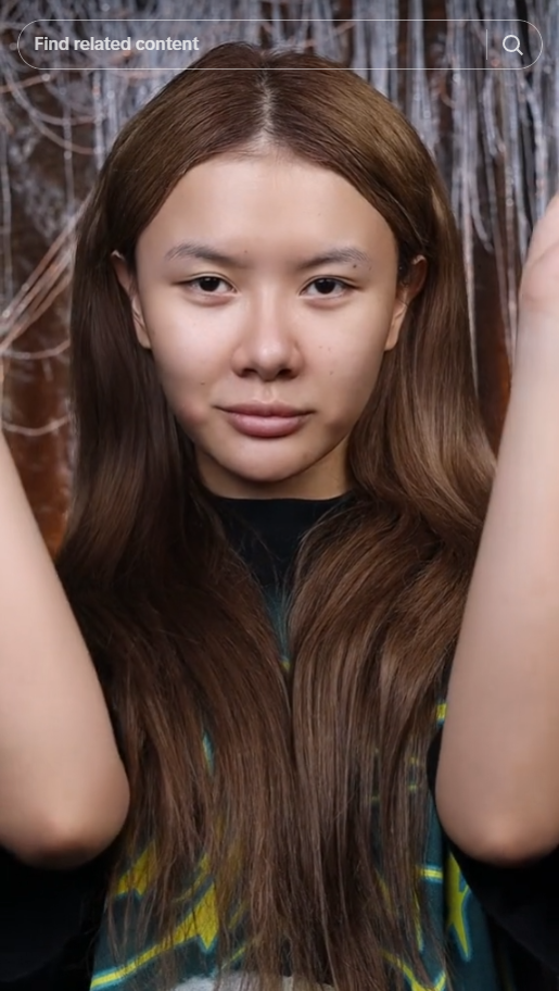 Nhan sắc thực của Xuân Ca cũng khiến nhiều người tranh cãi, khi xuất hiện trong những clip mặt mộc, hay được quay lại bởi người đi đường, cô nàng trông kém sắc hẳn so với hình ảnh tự đăng.