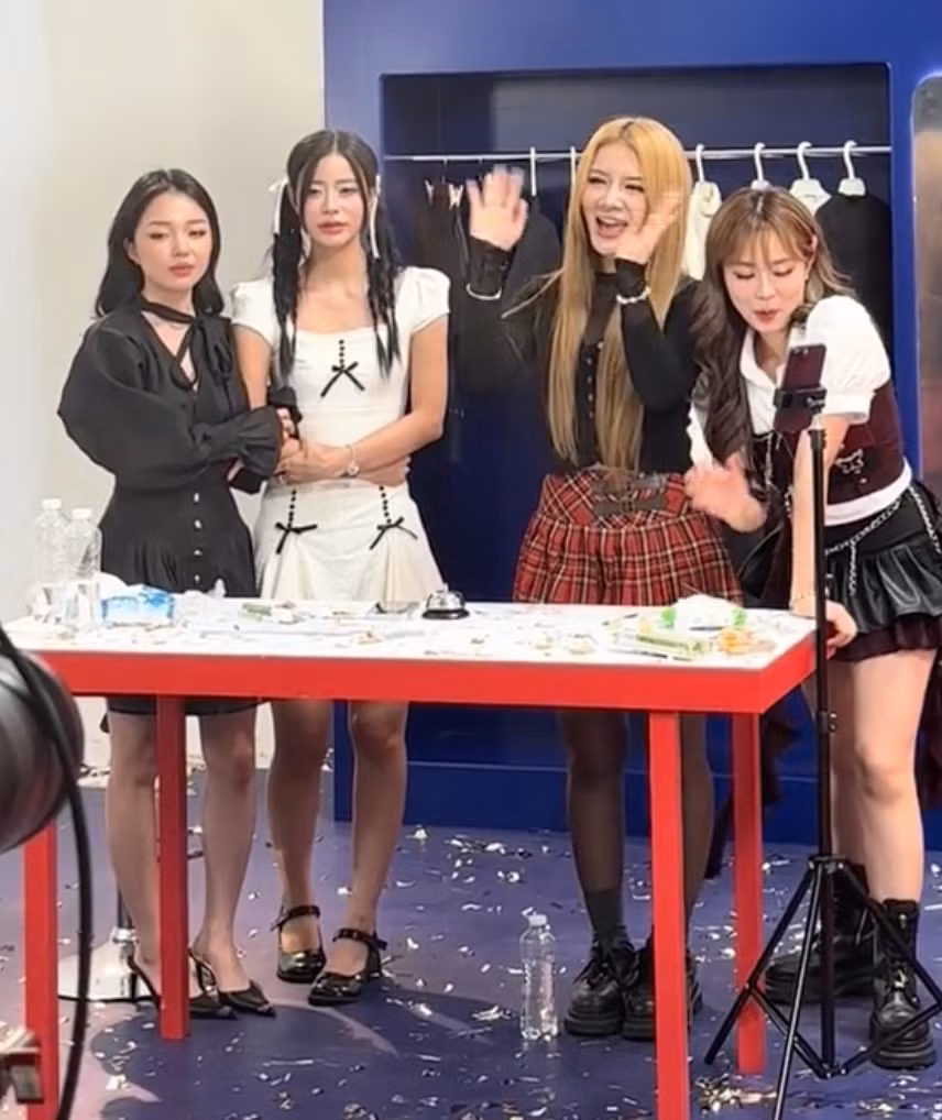 Sau khi kết thúc phần live có mặt Linh Ngọc Đàm là đến Xuân Ca xuất hiện. Việc cô nàng sánh cùng 2 đàn chị nổi đình đám trong giới livestream khiến nhiều người đã có màn so sánh về nhan sắc.