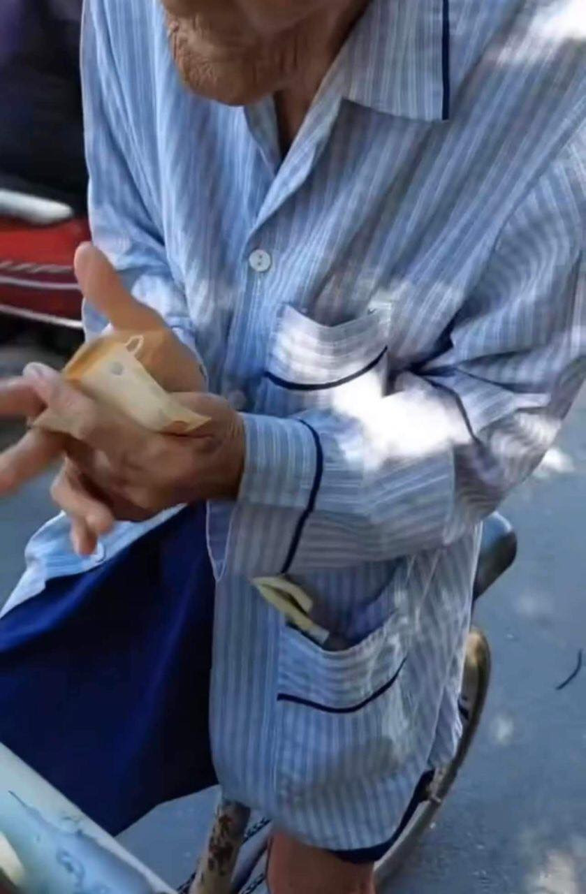 Trước đó, hình ảnh về 1 cụ ông ngày ngày đạp xe bán trái cây rong ruổi đoạn đường Trần Xuân Soạn, quận 7, Sài Gòn khiến nhiều người không khỏi cay khóe mắt