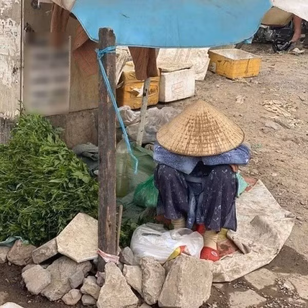 Hay hình ảnh một bà cụ ngồi gục bên đống rau giữa đường phố Sài Gòn tấp nập đã khiến không ít người xúc động.