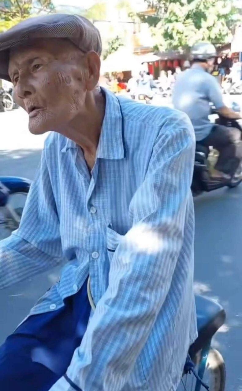 Ông cụ với gương mặt khắc khổ và khuôn miệng móm mém...