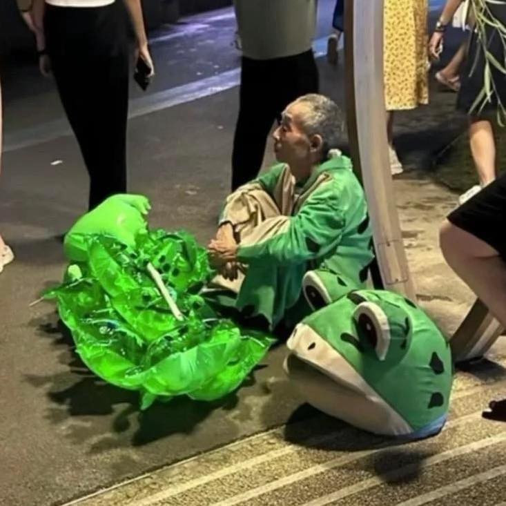 Hình ảnh cụ ông ngồi đơn lẻ giữa đám đông xung quanh khiến nhiều người không khỏi nhói lòng. Ở tuổi này, đáng lẽ ông cụ chỉ việc ở nhà vui vẻ bên con cháu. Thế nhưng vì 2 chữ mưu sinh, người ở lứa tuổi "gần đất xa trời" vẫn phải vật lộn với đời.