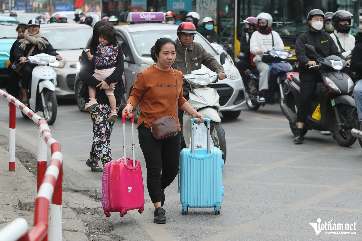 Tại khu vực trước cửa Bến xe Nước Ngầm (quận Hoàng Mai), nhiều người dân từ các tỉnh phía Nam lỉnh kỉnh đồ đạc trở lại thành phố. 