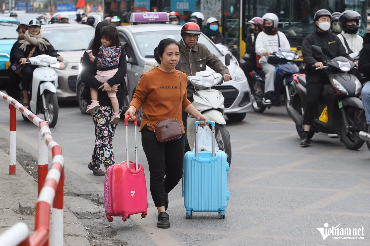 Tại khu vực trước cửa Bến xe Nước Ngầm (quận Hoàng Mai), nhiều người dân từ các tỉnh phía Nam lỉnh kỉnh đồ đạc trở lại thành phố. 