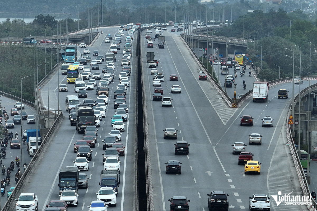 Tại vành đai 3 trên cao (đoạn qua nút giao Đỗ Mười - Cao tốc Pháp Vân - Cầu Giẽ) khá đông đúc phương tiện. Lực lượng CSGT sử dụng mô tô thuộc Phòng 7 (Cục CSGT) và Đội CSGT đường bộ số 14 (Công an TP Hà Nội) liên tục tuần lưu để hướng dẫn phương tiện di chuyển.