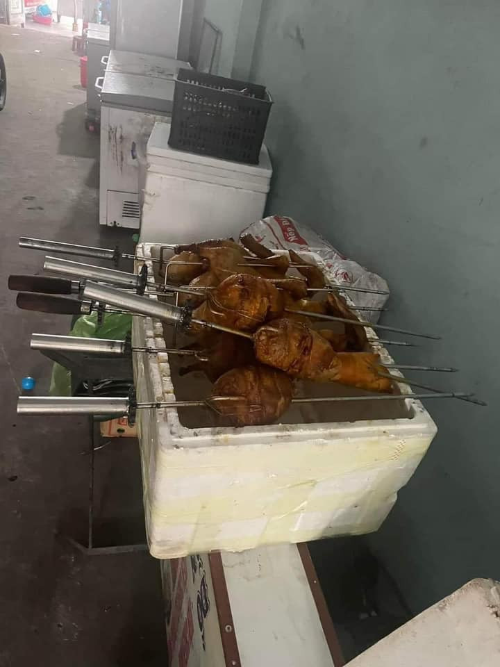 Những hình ảnh này khiến nhiều người không khỏi rùng mình: "Khiếp hồn, may quá mình chưa ăn bao giờ", "Gớm chưa, thế mới biết chỉ có mình tự làm ở nhà mới đảm bảo nhất thôi".