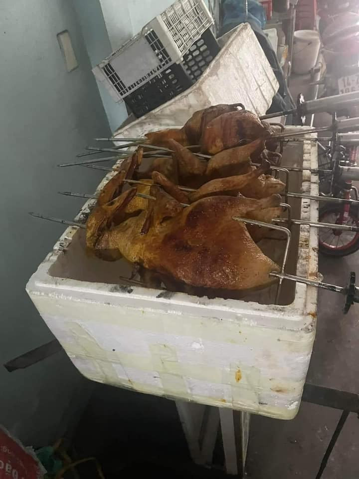 Vịt quay để chỏng chơ không được bảo quản, che chắn gì.