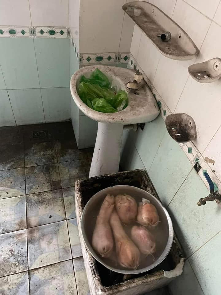 Loạt chân giò khác hẳn với lúc bán cho khác hàng.