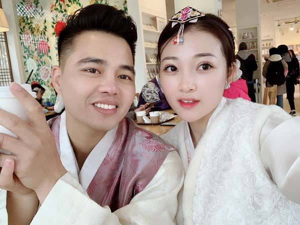 Cô dâu 200 cây vàng có tên là Trần Thu Hương (SN 2000), cô nàng bất ngờ nổi tiếng sau đám cưới hoành tráng có 1-0-2. Cô nàng cho biết ông xã cô là Năng Tĩnh (SN 1994), cặp đôi quen nhau từ nhỏ, gia đình hai bên cũng biết nhau nhưng đến năm 2018 mới nảy sinh tình cảm.