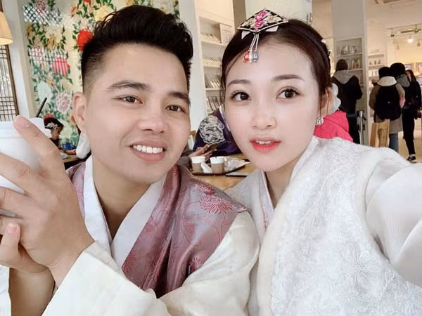 Cô dâu 200 cây vàng có tên là Trần Thu Hương (SN 2000), cô nàng bất ngờ nổi tiếng sau đám cưới hoành tráng có 1-0-2. Cô nàng cho biết ông xã cô là Năng Tĩnh (SN 1994), cặp đôi quen nhau từ nhỏ, gia đình hai bên cũng biết nhau nhưng đến năm 2018 mới nảy sinh tình cảm.