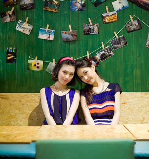 Tương Văn và Tương Vân cho biết, hai chị em chịu ảnh hưởng của bà ngoại, là một phụ nữ luôn sống vì người khác, trong công việc luôn phấn đấu nỗ lực hết khả năng của mình.