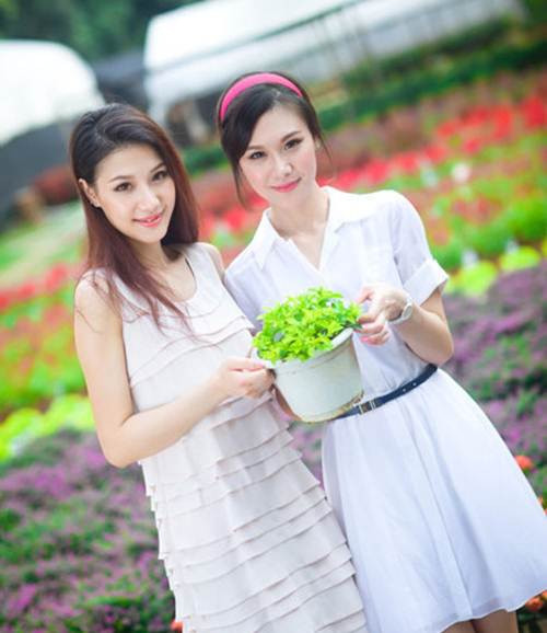 Tương Văn và Tương Vân không chỉ xinh đẹp mà còn nổi tiếng với thái độ phục vụ chuyên nghiệp, trên môi luôn nở nụ cười, tiếp đón hành khách với tất cả sự nhiệt tình.