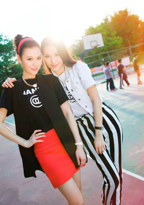 Dạo gần đây những hình ảnh về cặp chị em song sinh là tiếp viên hàng không này đang lan truyền mạnh mẽ trên các trang mạng xã hội xứ Trung.