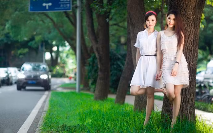 Xinh đẹp, luôn nghiêm túc tận tụy với công việc của mình nên hai chị em cũng dành được nhiều lời khen ngợi từ phía khách hàng.