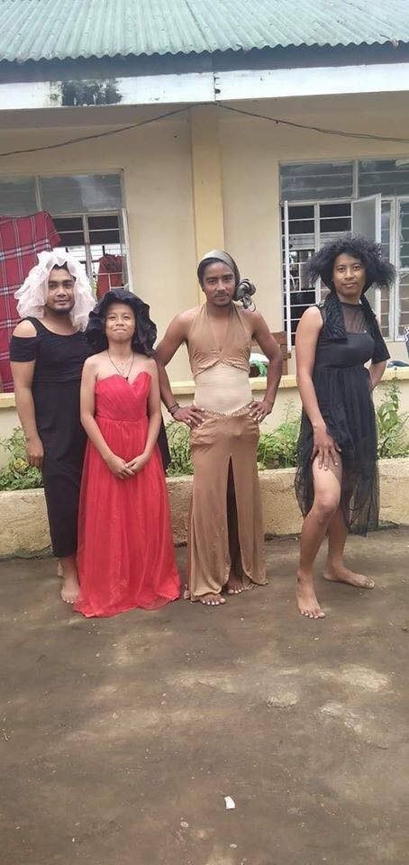 Show thời trang giữa hoàn cảnh hàng trăm người phải sơ tán, thiếu thốn vật chất để không lãng phí món quà từ các nhà từ thiện. Đúng là dở khóc dở cười.