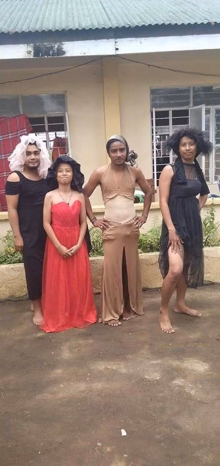 Show thời trang giữa hoàn cảnh hàng trăm người phải sơ tán, thiếu thốn vật chất để không lãng phí món quà từ các nhà từ thiện. Đúng là dở khóc dở cười.