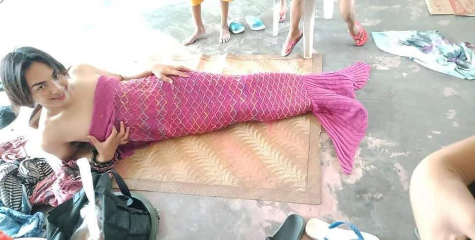 Không biết ai đã gửi cả đuôi nàng tiên cá đến địa điểm từ thiện và có mục đích gì? Để người dân giải trí trong giây phút buồn bã, căng thẳng chăng?