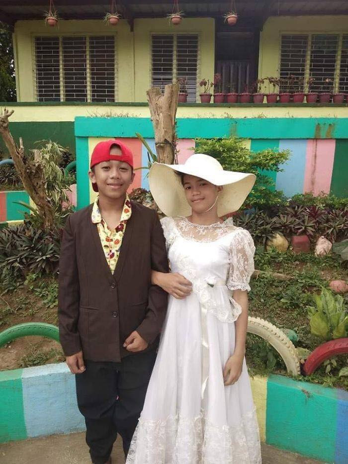 Thậm chí nhiều váy cô dâu cũng được gửi đến cho những người dân phải hứng chịu thiên tai. Không biết người gửi có "âm mưu" gì khi gửi những trang phục như vậy.