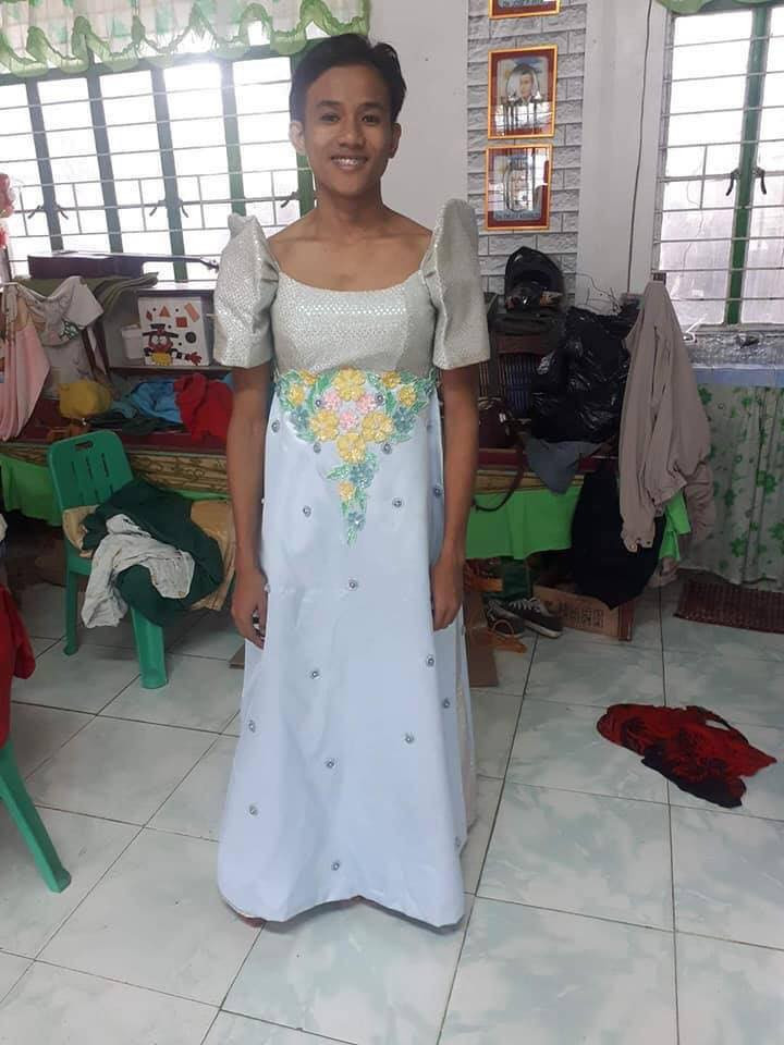 Váy dạ hội cũng được gửi tới để người có váy cưới người mặc váy đẹp đi dự đám giữa tình hình núi lửa phun trào hay gì?