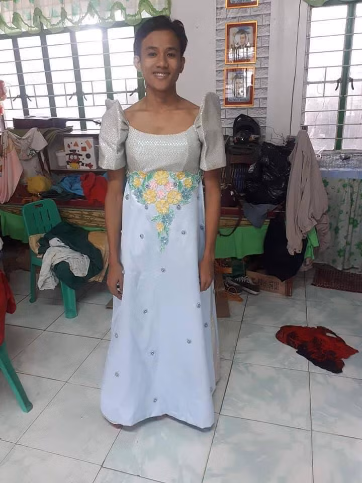 Váy dạ hội cũng được gửi tới để người có váy cưới người mặc váy đẹp đi dự đám giữa tình hình núi lửa phun trào hay gì?