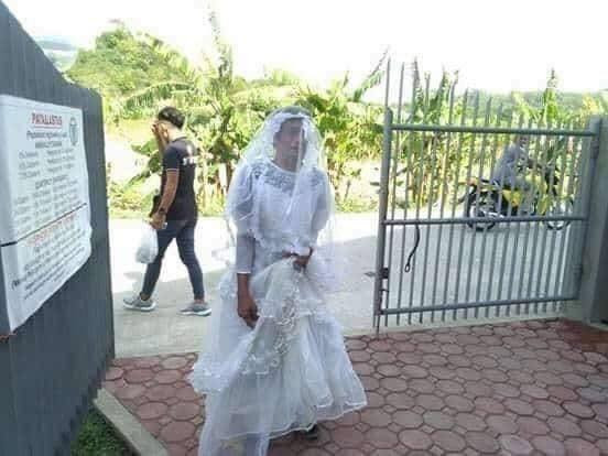 Không chỉ có váy cô dâu, khăn voan trùm đầu cũng được gửi tặng kèm cho đủ bộ. Hình ảnh người dân mặc váy cưới trong lúc đang khốn khổ, thiếu thốn về mọi mặt từ chỗ ở và đồ ăn đúng là không phù hợp một chút nào.