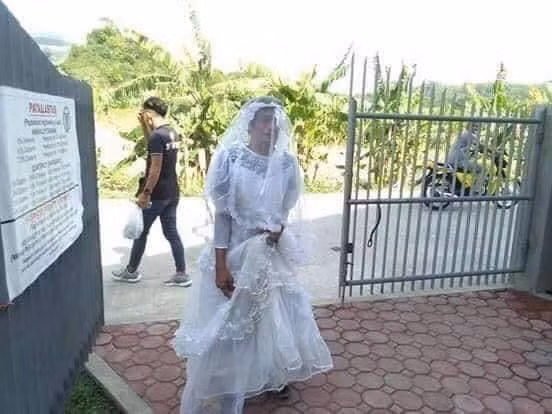 Không chỉ có váy cô dâu, khăn voan trùm đầu cũng được gửi tặng kèm cho đủ bộ. Hình ảnh người dân mặc váy cưới trong lúc đang khốn khổ, thiếu thốn về mọi mặt từ chỗ ở và đồ ăn đúng là không phù hợp một chút nào.