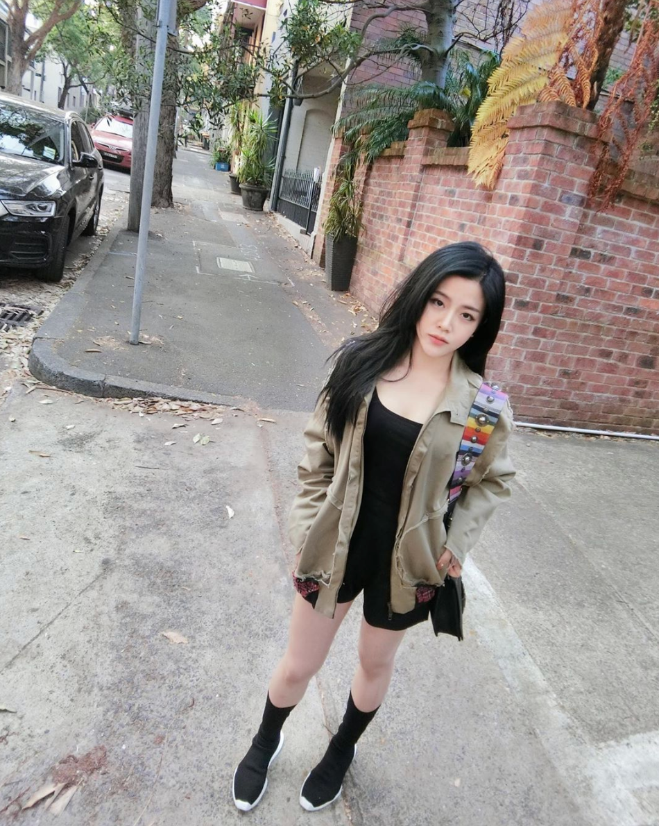 Về nước dự đám cưới của Đông Nhi - Ông Cao Thắng vào năm 2019, cô nàng được đánh giá là xinh đẹp, nổi bật không kém bất kỳ ngôi sao nào của showbiz. Ông Thoại Liên cũng chưa từng chia sẻ về nửa kia hay bất kỳ dấu hiệu nào của việc cô nàng đã có người yêu khiến người hâm mộ không khỏi tò mò.