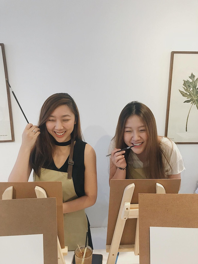 Trấn Thành có 2 cô em gái xinh đẹp là Huỳnh Mi và Huỳnh Ân. Trong khi cô chị Huỳnh Mi khá kín đáo, ít tiết lộ cuộc sống riêng trên mạng xã hội thì Huỳnh Ân lại phóng khoáng, mơ ước trở thành người nổi tiếng giống anh trai và chị dâu.