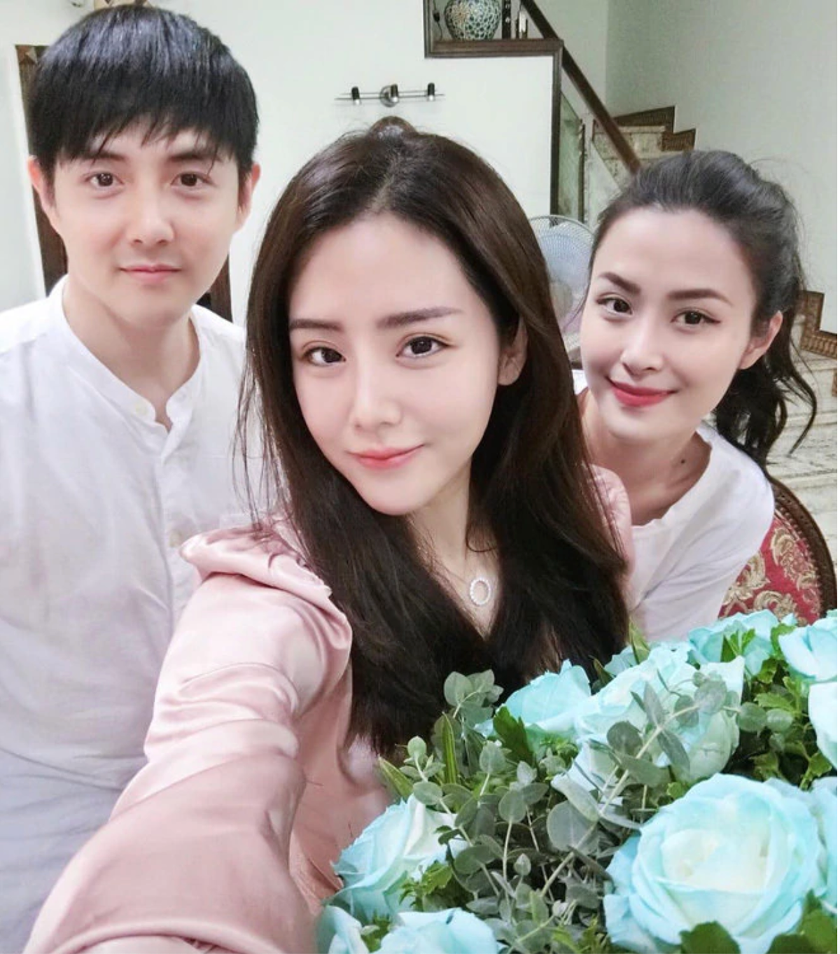 Mặc dù không liên quan gì đến showbiz nhưng Ông Thoại Liên, em gái ruột của Ông Cao Thắng, em chồng Đông Nhi lại luôn nhận được sự quan tâm đặc biệt của người hầm mộ. Có anh trai đẹp xuất sắc, cô nàng cũng sở hữu nhan sắc không phải dạng vừa, đúng chuẩn thiên kim tiểu thư vừa giàu vừa đẹp.