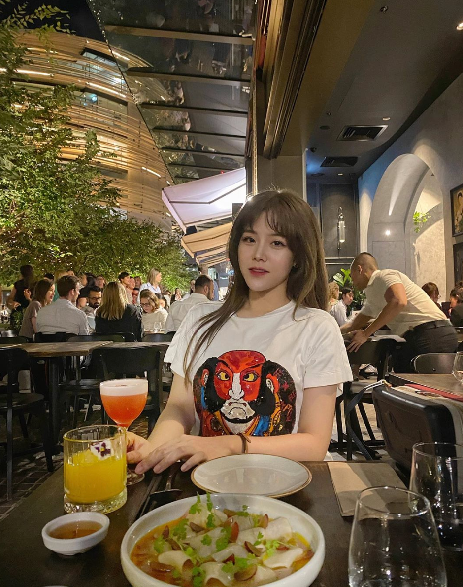 Mặc dù đã chạm mốc 30 tuổi nhưng em chồng Đông Nhi vẫn trẻ trung, xinh đẹp và có gu thời trang vô cùng sang chảnh. Cô nàng hiện đang sinh sống và làm việc tại Úc. Trên trang cá nhân, Thoại Liên thường xuyên chia sẻ khoảnh khắc trong những chuyến du lịch năm sao, các bữa ăn đắt tiền.