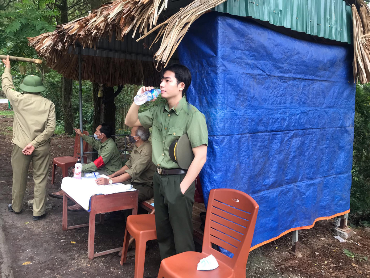 "Nhà em mà gần chắc ngày nào em cũng qua chốt kiểm dịch vài ba lần để được anh đo nhiệt độ", "Nhìn đẹp trai phát sốt lên được cần gì COVID-19 đâu" - Dân mạng hài hước bình luận về nhan sắc chàng hot boy trong chốt kiểm dịch.