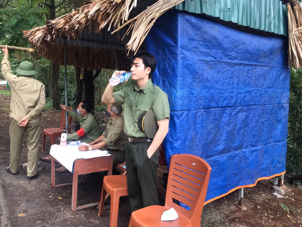 "Nhà em mà gần chắc ngày nào em cũng qua chốt kiểm dịch vài ba lần để được anh đo nhiệt độ", "Nhìn đẹp trai phát sốt lên được cần gì COVID-19 đâu" - Dân mạng hài hước bình luận về nhan sắc chàng hot boy trong chốt kiểm dịch.