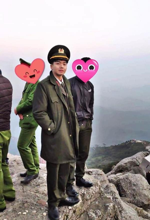 Rất nhanh sau đó, danh tính của anh chàng cũng được dân mạng tìm ra. Được biết, chàng trai với ngoại hình nổi bật tên Nguyễn Xuân Sơn (sinh năm 1997, quê Bắc Ninh).