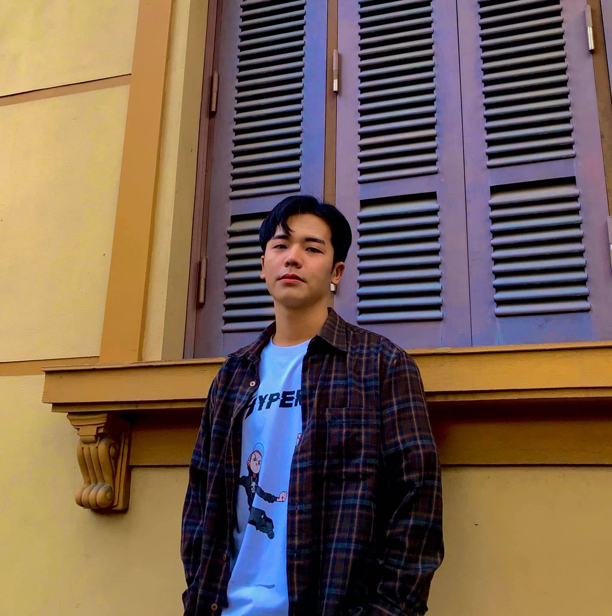 Nhiều ý kiến nhận xét rằng khi mặc quân phục, trông anh chàng có nét giống với Đại úy Ri trong bộ phim đình đám "Hạ cánh nơi anh".