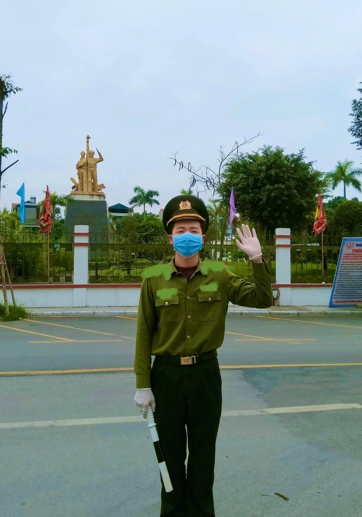 Hot boy 9X cho biết, bức ảnh nổi rần rần trên mạng kia được chụp lén trong thời gian anh chàng nghỉ trưa. Khi đó, Sơn đang kéo khẩu trang xuống để uống nước.