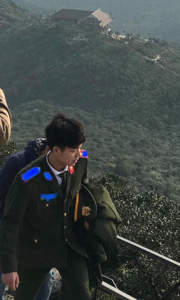 "Kể từ ngày chính thức cách ly toàn xã hội, dù nắng hay mưa, mình và đồng đội vẫn hàng ngày đứng kiểm tra nhiệt độ cho người dân trên địa bàn. Tình hình dịch bệnh hiện đang có tiến triển tốt nhưng chúng ta không nên vì thế mà lơ là cảnh giác. Mọi người dân vẫn nên cẩn trọng và không tụ tập đông người" - Xuân Sơn cho biết.