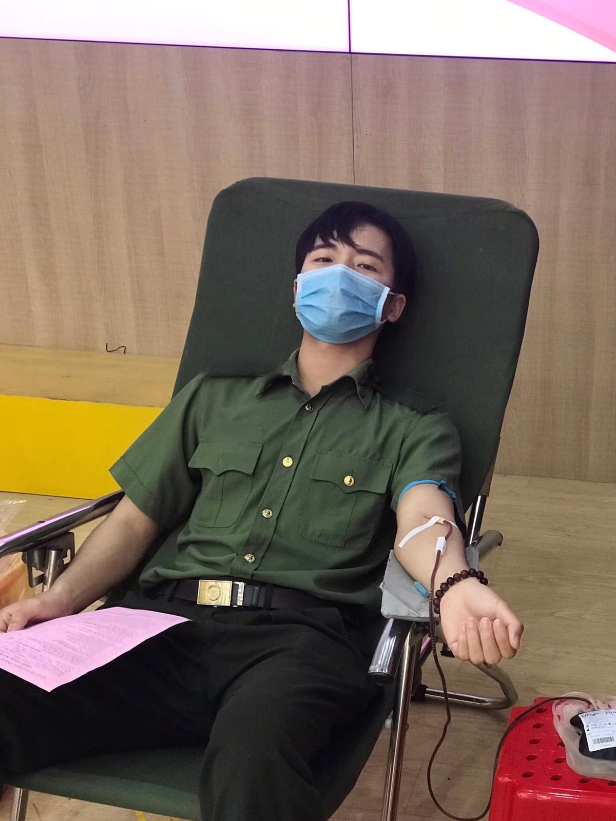 Đã 2 tháng trở lại đây, chàng công an trẻ không được về nhà vì làm nhiệm vụ chống dịch. Tuy nhiên anh luôn tự ý thức được rằng bản thân phải cố gắng hoàn thành công việc vì Tổ quốc.