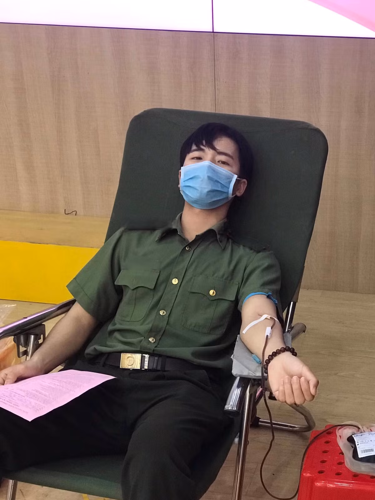 Đã 2 tháng trở lại đây, chàng công an trẻ không được về nhà vì làm nhiệm vụ chống dịch. Tuy nhiên anh luôn tự ý thức được rằng bản thân phải cố gắng hoàn thành công việc vì Tổ quốc.