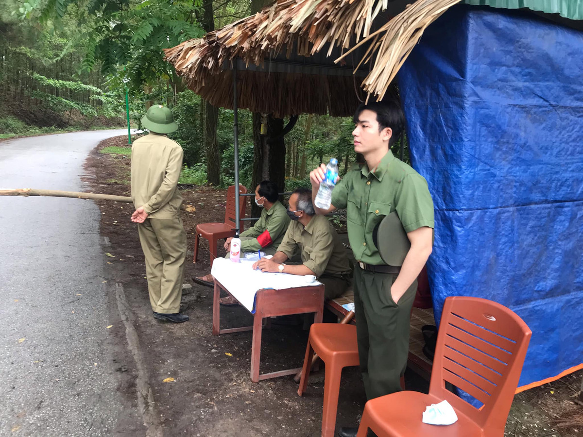 Trên một diễn đàn lớn mạng xã hội mới đây đăng tải hình ảnh một chàng trai có ngoại hình nổi bật, đang đứng uống nước trong chốt kiểm dịch. Ngay lập tức, anh chàng trên đã được dân mạng ưu ái đặt cho biệt danh " hot boy kiểm dịch".