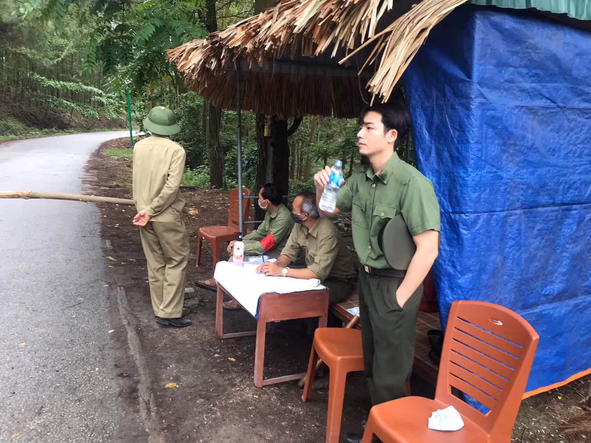 Trên một diễn đàn lớn mạng xã hội mới đây đăng tải hình ảnh một chàng trai có ngoại hình nổi bật, đang đứng uống nước trong chốt kiểm dịch. Ngay lập tức, anh chàng trên đã được dân mạng ưu ái đặt cho biệt danh " hot boy kiểm dịch".