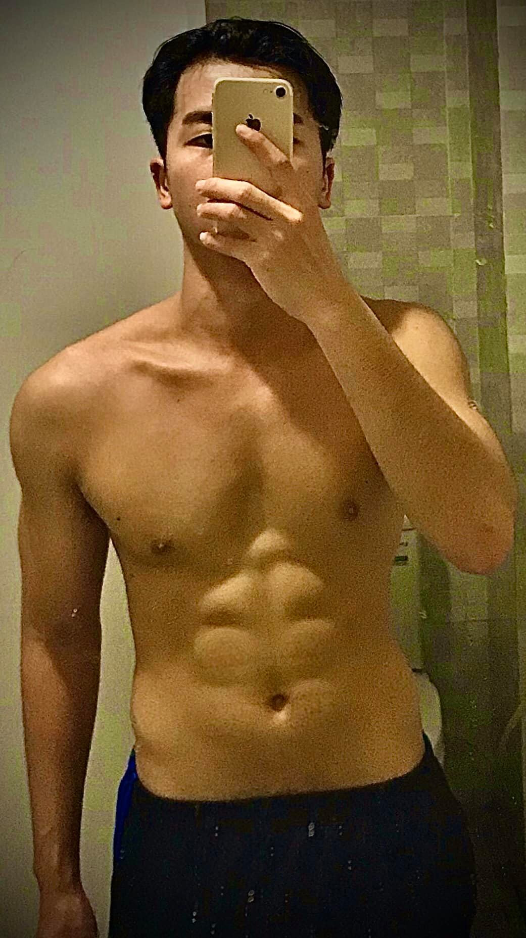 Không chỉ điển trai, chàng cảnh sát trẻ còn sở hữu body 6 múi "vạn người mê".