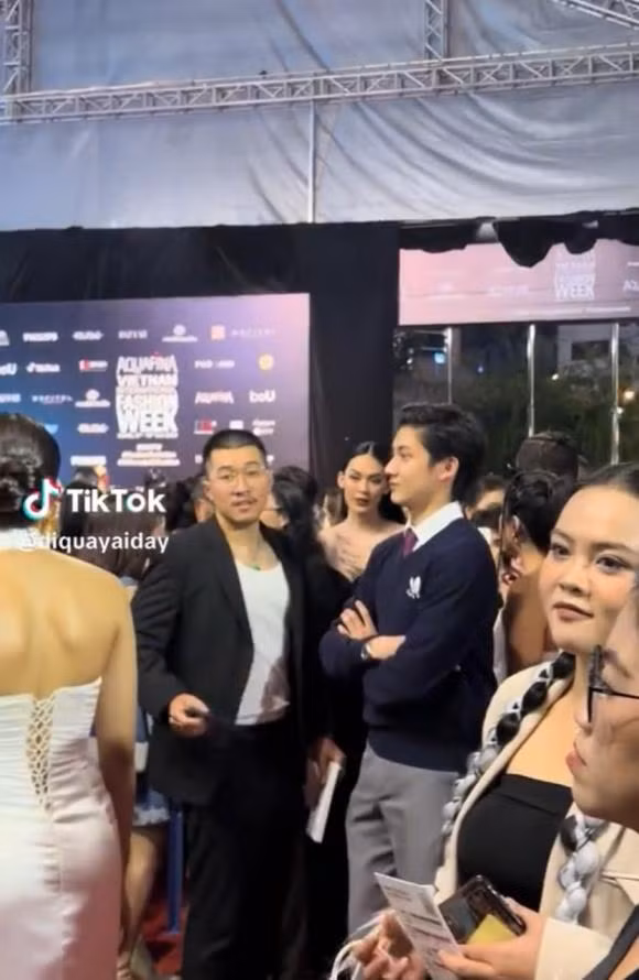 Phía dưới đoạn clip này, cư dân mạng để lại nhiều bình luận trầm trồ vì Matthis quá đẹp trai. Thậm chí có người còn cho rằng anh chàng toát ra vibe của hội thiếu gia học đường trong những phim truyền hình Hàn Quốc: "Đẹp trai quá", "Cao vậy chị Trâm thoải mái mà đi cao gót".