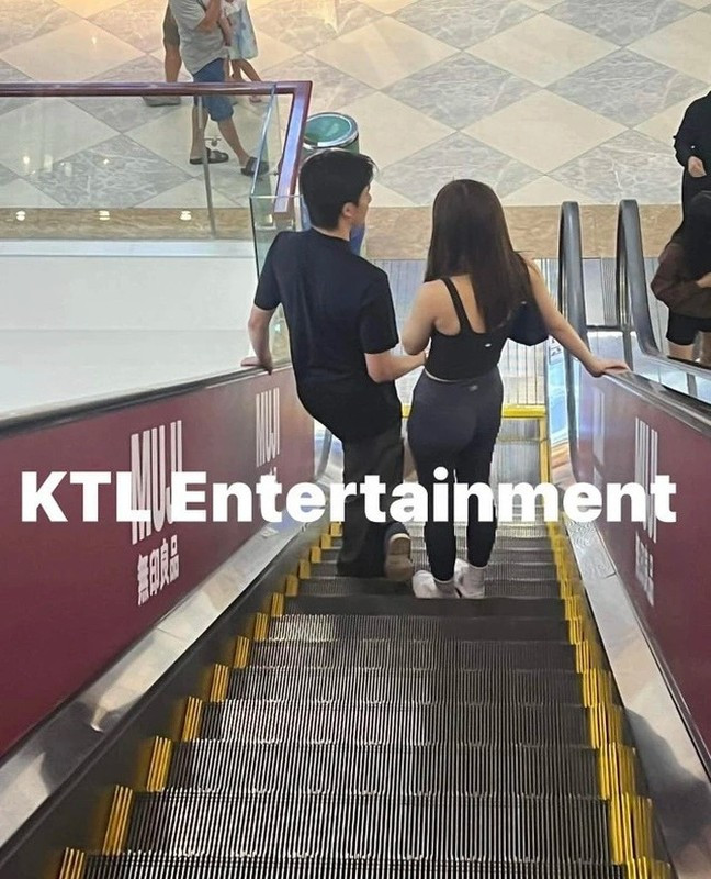 Thiều Bảo Trâm cùng bạn trai được bắt gặp đang tay trong tay tình cảm.